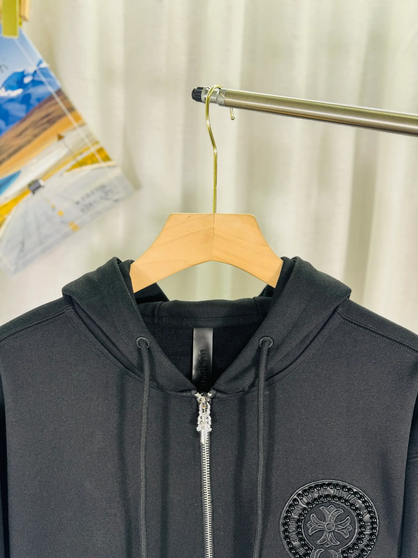 P350 top version, real shot without P, ​​different from market currency) 𝗖𝗵𝗿𝗼𝗺𝗲 𝗛𝗲𝗮𝗿𝘁𝘀/Cro Heart 2025 washed and burned flower patch embroidered autumn and winter new original single counter American hollow patch 3D couple casual cardigan sweatshirt 👑The highest version! Customized fabric 480g tripe terry fabric! American acid-washed and distressed original fabric, laser burning + leather embroidery, exquisite embroidery of letters! The best-selling model in the counter, very comfortable to wear. Accessories: original molded and authenticated collar label➕100% silk wash label. Genuine purchase-grade original hangtag➕matching hanging rope➕3D hanging beads➕original packaging bag. Craftsmanship: The original version has consistent wiring! The highest version of the armhole matching technique! Color: Black Apricot Size: S M L XL Style Number: 25-370